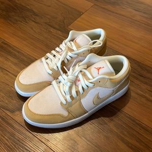 Wmns 10.5 (Mens 9) Jordan 1 Low SE Twine/ orange-orange quartz